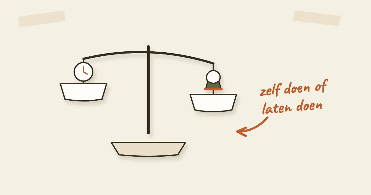 Getekende weegschaal met een klok aan de ene kant en een vakman met gereedschap aan de andere kant, met handgeschreven notitie: zelf doen of laten doen